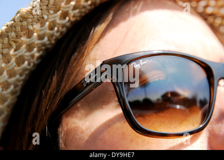 Jeune femme de 20 ans portant des lunettes Ray Ban et de paille style vraiment hat summer mode Banque D'Images