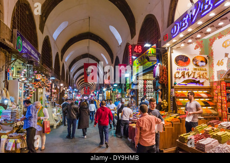 Le Spice Bazaar (Misir Carsisi ou bazar égyptien), district d'Eminonu, Istanbul, Turquie Banque D'Images
