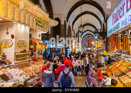 Le Spice Bazaar (Misir Carsisi ou bazar égyptien), district d'Eminonu, Istanbul, Turquie Banque D'Images