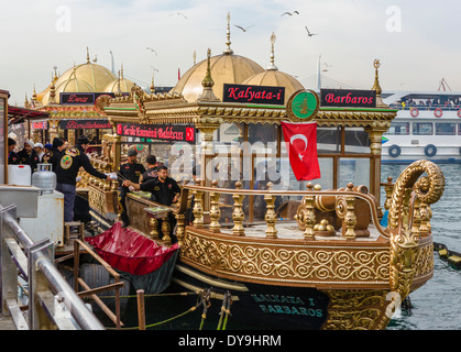 Bateaux vente de poissons décoratifs des sandwichs près du pont de Galata, Eminönü district, Istanbul, Turquie Banque D'Images