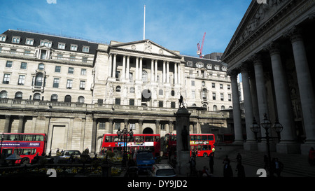 Une vue de la Banque d'Angleterre, Royal Exchange et red Buses London UK KATHY DEWITT Banque D'Images