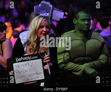 Sheffield, Royaume-Uni. 10 avr, 2014. Nuit 10 de la Premier League Betway 2014 du tournoi de fléchettes, Sheffield Motorpoint Arena. Fléchettes fans déguisés : Action Crédit Plus Sport/Alamy Live News Banque D'Images