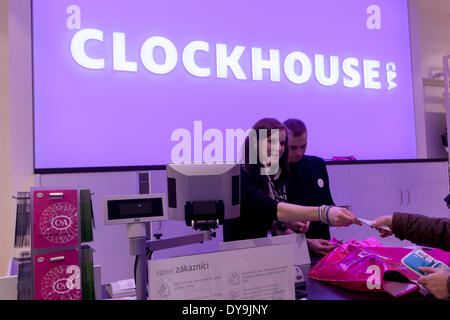 Prague, République tchèque . 10 avr, 2014. Magasin de marque C & A offre maintenant des vêtements à la nouvelle adresse. Il propose de la mode pour jeunes et vieux, tendance et classique. Banque D'Images