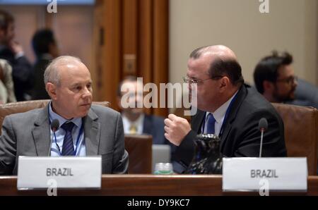 Washington, DC, USA. 10 avr, 2014. Le ministre brésilien des Finances Guido Mantega (L) assiste aux ministres des finances et des gouverneurs des banques centrales des Brics (Brésil, Russie, Inde, Chine et Afrique du Sud) à Washington, DC, la capitale des États-Unis, le 10 avril 2014. Credit : Yin Bogu/Xinhua/Alamy Live News Banque D'Images