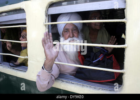 Lahore. 10 avr, 2014. Un pèlerin Sikh indien arrive à la gare de Wagah dans l'est de Lahore au Pakistan le 10 avril 2014, pour célébrer le Sikh Baisakhi, ou Nouvel An. Pèlerins sikhs du monde sont arrivés au Pakistan pour célébrer les trois jours de festival Baisakhi sikhe. Credit : Jamil Ahmed/Xinhua/Alamy Live News Banque D'Images