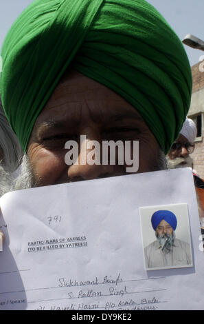 Lahore. 10 avr, 2014. Un pèlerin Sikh indien montre ses documents à Wagah Gare dans l'est de Lahore au Pakistan le 10 avril 2014, pour célébrer le Sikh Baisakhi, ou Nouvel An. Pèlerins sikhs du monde sont arrivés au Pakistan pour célébrer les trois jours de festival Baisakhi sikhe. Credit : Jamil Ahmed/Xinhua/Alamy Live News Banque D'Images