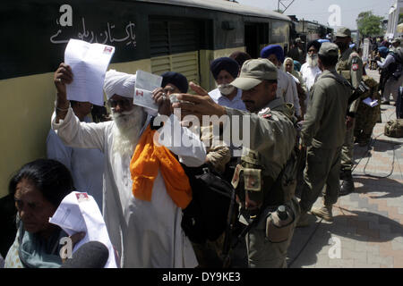 Lahore. 10 avr, 2014. Pèlerins Sikhs indiens arrivent à la gare de Wagah dans l'est de Lahore au Pakistan le 10 avril 2014, pour célébrer le Sikh Baisakhi, ou Nouvel An. Pèlerins sikhs du monde sont arrivés au Pakistan pour célébrer les trois jours de festival Baisakhi sikhe. Credit : Jamil Ahmed/Xinhua/Alamy Live News Banque D'Images