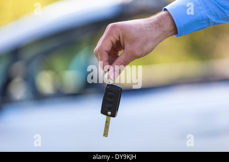 Les jeunes d'Amérique latine tenue pilote clés de voiture au volant de sa nouvelle voiture Banque D'Images