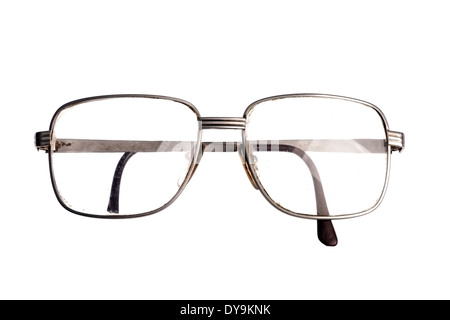 Une paire de lunettes utilisées, isolé sur blanc. Banque D'Images