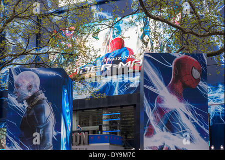 Leicester Square, Londres, Royaume-Uni, 10 avril 2014. Les foules se rassemblent autour de l'des panneaux publicitaires pour voir les stars de 'The Amazing Spider-Man 2" film qui a eu sa première mondiale. Crédit : Stephen Chung/Alamy Live News Banque D'Images