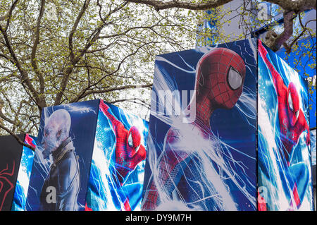 Leicester Square, Londres, Royaume-Uni, 10 avril 2014. Les foules se rassemblent autour de l'des panneaux publicitaires pour voir les stars de 'The Amazing Spider-Man 2" film qui a eu sa première mondiale. Crédit : Stephen Chung/Alamy Live News Banque D'Images