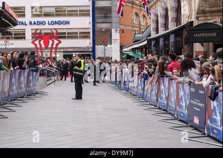 Leicester Square, Londres, Royaume-Uni, 10 avril 2014. Les foules se rassemblent pour voir les stars de 'The Amazing Spider-Man 2" film qui a eu sa première mondiale. Crédit : Stephen Chung/Alamy Live News Banque D'Images