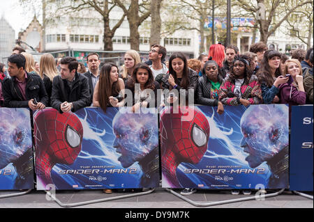 Leicester Square, Londres, Royaume-Uni, 10 avril 2014. Les foules se rassemblent pour voir les stars de 'The Amazing Spider-Man 2" film qui a eu sa première mondiale. Crédit : Stephen Chung/Alamy Live News Banque D'Images