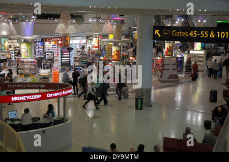 Les boutiques hors taxes à l'aéroport de Gatwick Banque D'Images