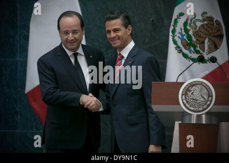 La ville de Mexico, Mexique. 10 avr, 2014. Le Président mexicain Enrique Pena Nieto (R), serre la main avec le président français François Hollande lors d'une cérémonie de signature de l'accord de Los Pinos Résidence officielle dans la ville de Mexico, capitale du Mexique, le 10 avril 2014. François Hollande est arrivé pour deux jours de visite d'État au Mexique, selon la presse locale. Credit : Alejandro Ayala/Xinhua/Alamy Live News Banque D'Images