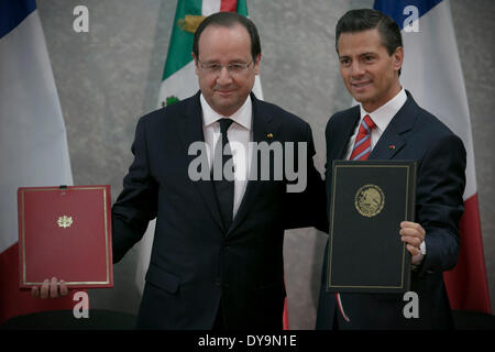 La ville de Mexico, Mexique. 10 avr, 2014. Le Président mexicain Enrique Pena Nieto (R), et le président français François Hollande, prendre part à une cérémonie de signature de l'accord de Los Pinos Résidence officielle dans la ville de Mexico, capitale du Mexique, le 10 avril 2014. François Hollande est arrivé pour deux jours de visite d'État au Mexique, selon la presse locale. Credit : Alejandro Ayala/Xinhua/Alamy Live News Banque D'Images
