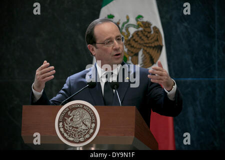 La ville de Mexico, Mexique. 10 avr, 2014. Le Président français François Hollande prononce une allocution lors d'une cérémonie de signature de l'accord de Los Pinos Résidence officielle dans la ville de Mexico, capitale du Mexique, le 10 avril 2014. François Hollande est arrivé pour deux jours de visite d'État au Mexique, selon la presse locale. Credit : Alejandro Ayala/Xinhua/Alamy Live News Banque D'Images