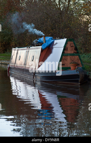 Bateau étroit jusqu'mooored sur canal Banque D'Images