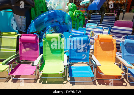 Couleurs assorties des chaises de plage et une plage à liloes shop. Denia. Alicante. Espagne Banque D'Images