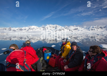 Les membres d'une croisière expédition en Antarctique dans un Zodiak dans Fournier Bay dans le détroit de Gerlache en Antarctique Banque D'Images