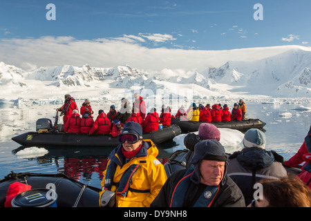 Les membres d'une croisière expédition en Antarctique dans un Zodiak dans Fournier Bay dans le détroit de Gerlache en Antarctique Banque D'Images