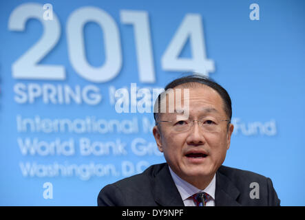 Washington, DC, USA. 10 avr, 2014. Le Président de la Banque mondiale, Jim Yong Kim prend la parole à une conférence de presse devant le FMI et la Banque mondiale des réunions de printemps de publier un rapport au siège du FMI à Washington, DC, la capitale des États-Unis, le 10 avril 2014. Pour réduire la pauvreté, les pays doivent améliorer la croissance avec des politiques qui consacrent plus de ressources à l'extrême pauvreté, selon le nouveau rapport de la Banque mondiale publié jeudi. Credit : Yin Bogu/Xinhua/Alamy Live News Banque D'Images