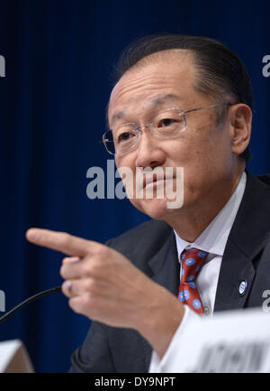 Washington, DC, USA. 10 avr, 2014. Le Président de la Banque mondiale, Jim Yong Kim prend la parole à une conférence de presse devant le FMI et la Banque mondiale des réunions de printemps de publier un rapport au siège du FMI à Washington, DC, la capitale des États-Unis, le 10 avril 2014. Pour réduire la pauvreté, les pays doivent améliorer la croissance avec des politiques qui consacrent plus de ressources à l'extrême pauvreté, selon le nouveau rapport de la Banque mondiale publié jeudi. Credit : Yin Bogu/Xinhua/Alamy Live News Banque D'Images