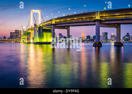 Tokyo, Japon à Tokyo Bay et pont en arc-en-ciel. Banque D'Images