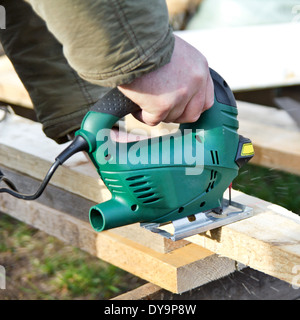 Dans la main, scie chantourner pine plank Banque D'Images