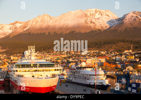 Lever de soleil sur l'expédition en Antarctique des navires dans le port d'Ushuaia qui est la capitale de la Terre de Feu, en Argentine, Banque D'Images