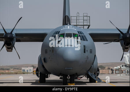 (140411) -- NEVATIM AIR BASE (Israël), 11 avril 2014 (Xinhua) -- un Super Hercules C-130J arrive à Nevatim Air Base près de Beer Sheva, dans le sud d'Israël, le 9 avril 2014. Le Super Hercules C-130J a été inauguré dans les rangs de l'armée de l'air israélienne (IAF) le mercredi. Numéro de plan 661, qui a touché le sol à Nevatim Air Base après un vol de 12 heures à partir de l'Organisation des États, est le premier de trois J-modèle d'avion qu'Israël a ordonné de la Lockheed Martin Corporation.Équipé de guerre électronique israélien de la défense, et d'autres systèmes et sur-mesure en fonction de l'IAF Banque D'Images