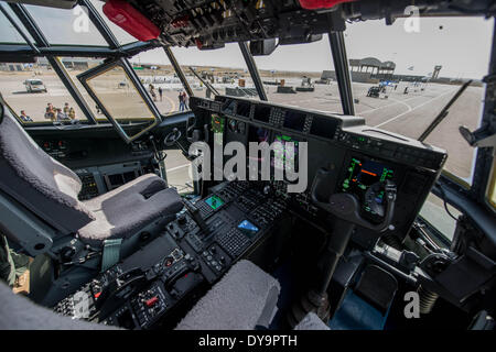 (140411) -- NEVATIM AIR BASE (Israël), 11 avril 2014 (Xinhua) -- le cockpit d'un C-130J Super Hercules est vue à Nevatim Air Base près de Beer Sheva, dans le sud d'Israël, le 9 avril 2014. Le Super Hercules C-130J a été inauguré dans les rangs de l'armée de l'air israélienne (IAF) le mercredi. Numéro de plan 661, qui a touché le sol à Nevatim Air Base après un vol de 12 heures à partir de l'Organisation des États, est le premier de trois J-modèle d'avion qu'Israël a ordonné de la Lockheed Martin Corporation.Équipé de guerre électronique israélien de la défense, et d'autres systèmes et sur-mesure en fonction de la Banque D'Images