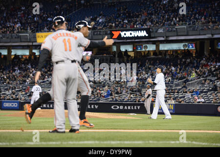 Le Bronx, New York, USA. Apr 9, 2014. Masahiro Tanaka (Yankees) : MLB New York Yankees à partir lanceur Masahiro Tanaka réagit après avoir mis en place un 3-dans la 2ème manche au cours de la MLB match entre les Yankees de New York et les Orioles de Baltimore au Yankee Stadium dans le Bronx, New York, United States . Credit : AFLO/Alamy Live News Banque D'Images