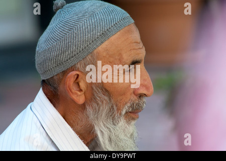 Un homme portant un crâne traditionnel turc ca, Alanya, Turquie Banque D'Images