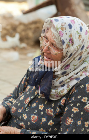 Femme turque en foulard, Alanya, Turquie Banque D'Images