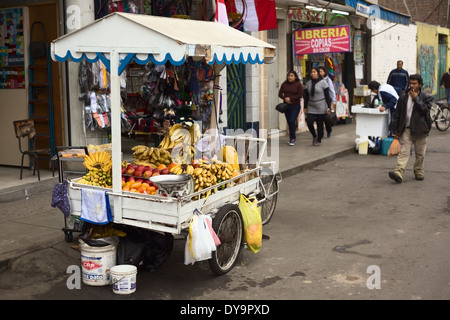 Panier de fruits dans la rue à Surquillo, Lima, Pérou Banque D'Images