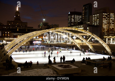 L'hôtel de ville et Nathan Phillips Square de Toronto dans la nuit Banque D'Images