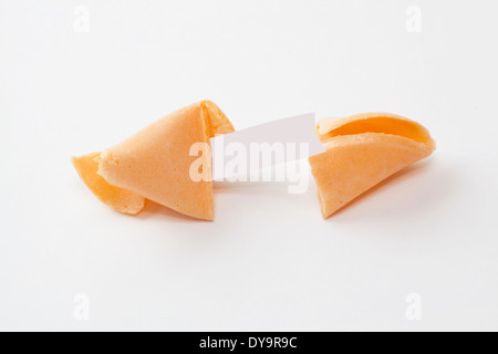 Biscuit de fortune a ouvert avec le papier blanc Banque D'Images