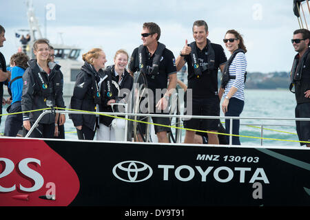 Auckland, Nouvelle-Zélande. 11 avril, 2014. Leurs Altesses Royales le duc et la duchesse de Cambridge visiter Emirates Team New Zealand match race à l'autre dans le port d'Auckland. Un crédit : Chris Cameron/Alamy Live News Banque D'Images