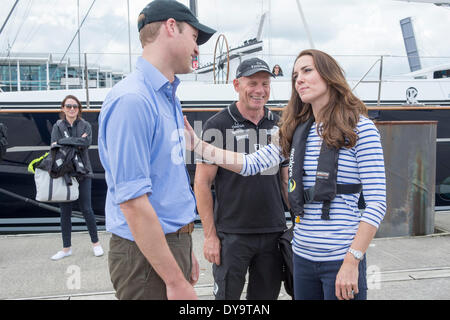 Auckland, Nouvelle-Zélande. 11 avril, 2014. Leurs Altesses Royales le duc et la duchesse de Cambridge visiter Emirates Team New Zealand match race à l'autre dans le port d'Auckland. Un crédit : Chris Cameron/Alamy Live News Banque D'Images