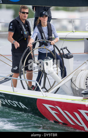 Auckland, Nouvelle-Zélande. 11 avril, 2014. Leurs Altesses Royales le duc et la duchesse de Cambridge visiter Emirates Team New Zealand match race à l'autre dans le port d'Auckland. Un crédit : Chris Cameron/Alamy Live News Banque D'Images