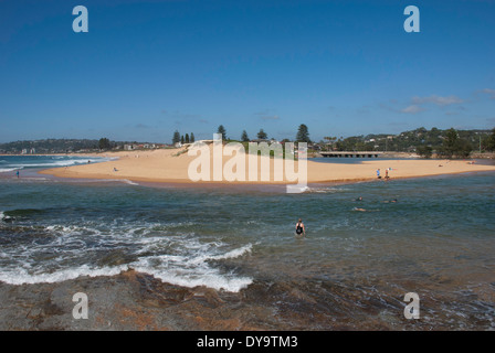 Personnes piscine dans le lagon à North Narrabeen, Sydney, Australie Banque D'Images