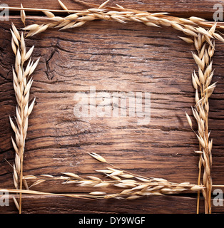 Les épis de blé faites que frame sur la vieille table en bois. Banque D'Images