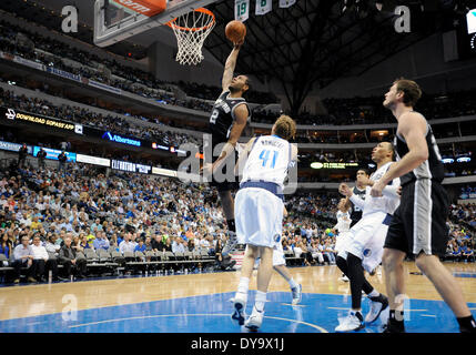 Avr 10, 2014 : San Antonio Spurs Kawhi Leonard # 2 de l'avant lors d'un match de la NBA entre les San Antonio Spurs et les Dallas Mavericks à l'American Airlines Center de Dallas, TX San Antonio battu Dallas 109-100 Banque D'Images