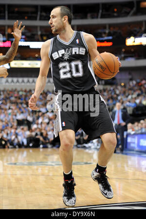 Avr 10, 2014 : San Antonio Spurs Manu Ginobili garde # 20 lors d'un match de la NBA entre les San Antonio Spurs et les Dallas Mavericks à l'American Airlines Center de Dallas, TX San Antonio battu Dallas 109-100 Banque D'Images