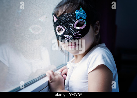 Little girl wearing mask Banque D'Images