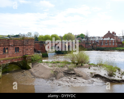 Situé à l'égard de l'ancien pont sur la rivière Dee Dee à Chester Cheshire UK Banque D'Images