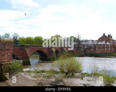 Situé à l'égard de l'ancien pont sur la rivière Dee Dee à Chester Cheshire UK Banque D'Images