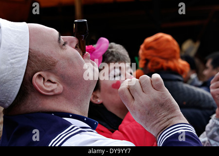 Sailor boire d'une petite bouteille de schnaps shot, Fasching street party, Munich, Haute-Bavière, Allemagne, Europe Banque D'Images