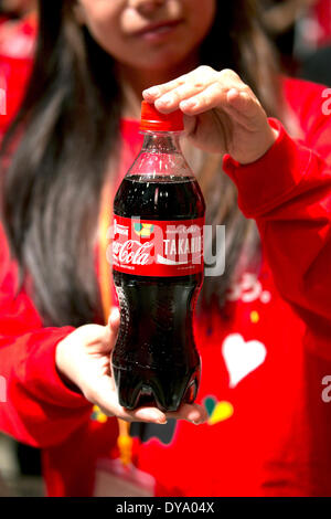 Tokyo, Japon. Apr 11, 2014. Un personnel montre une bouteille PET avec impression numérique à l'étiquette 'Coupe Coca-Cola Trophy' event à Shibuya, le 11 avril 2014. La visite sera de presse à Tokyo et Rikuzentakata Tohoku le 12 avril sous le thème 'Lead' tout le monde Tournoi d'envoyer l'esprit pour le monde du nord-est du Japon. Credit : Rodrigo Reyes Marin/AFLO/Alamy Live News Banque D'Images